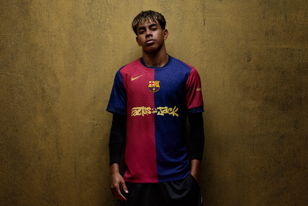 Lamine Yamal luciendo la camiseta del Barça en colaboración con Travis Scott