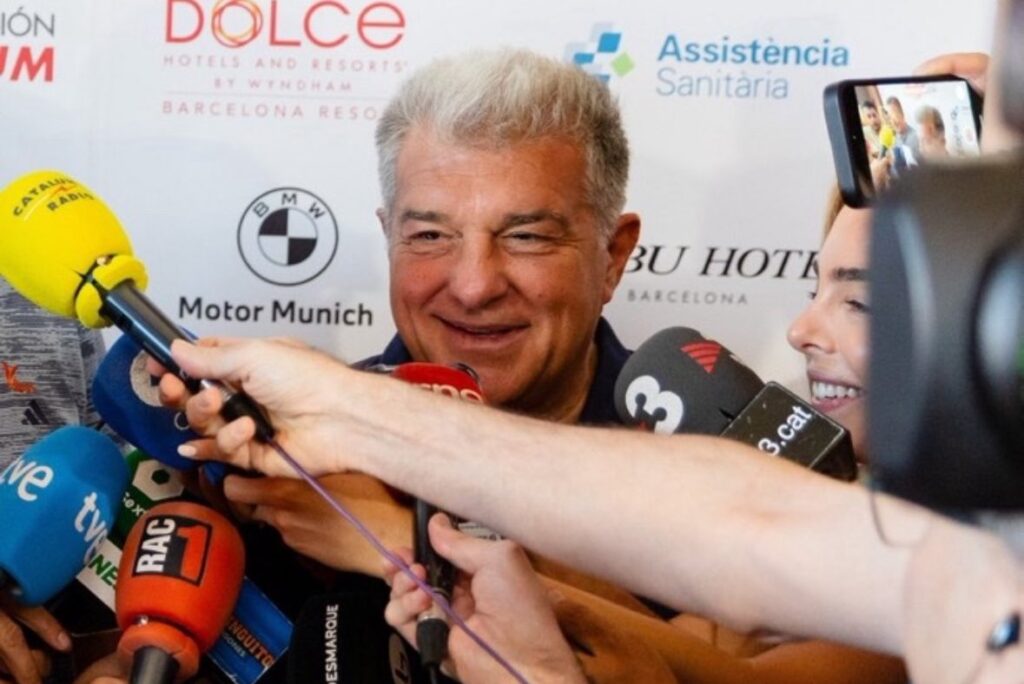 Joan Laporta atendiendo a los medios de comunicación