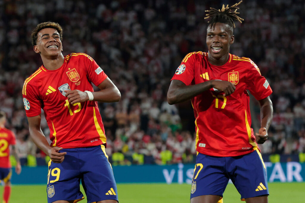 Nico Williams y Lamine Yamal celebrando con la Selección Española