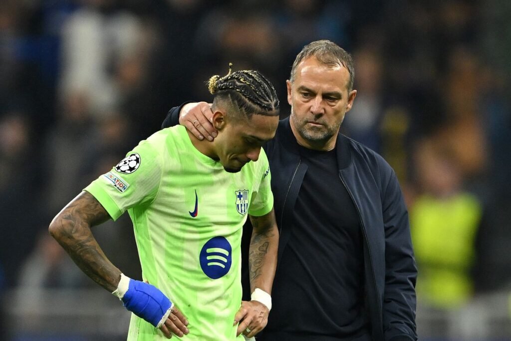 Hansi Flick consolando a Raphinha tras la eliminación del Barça ante el Inter de Milán en la pasada edición de la Champions League