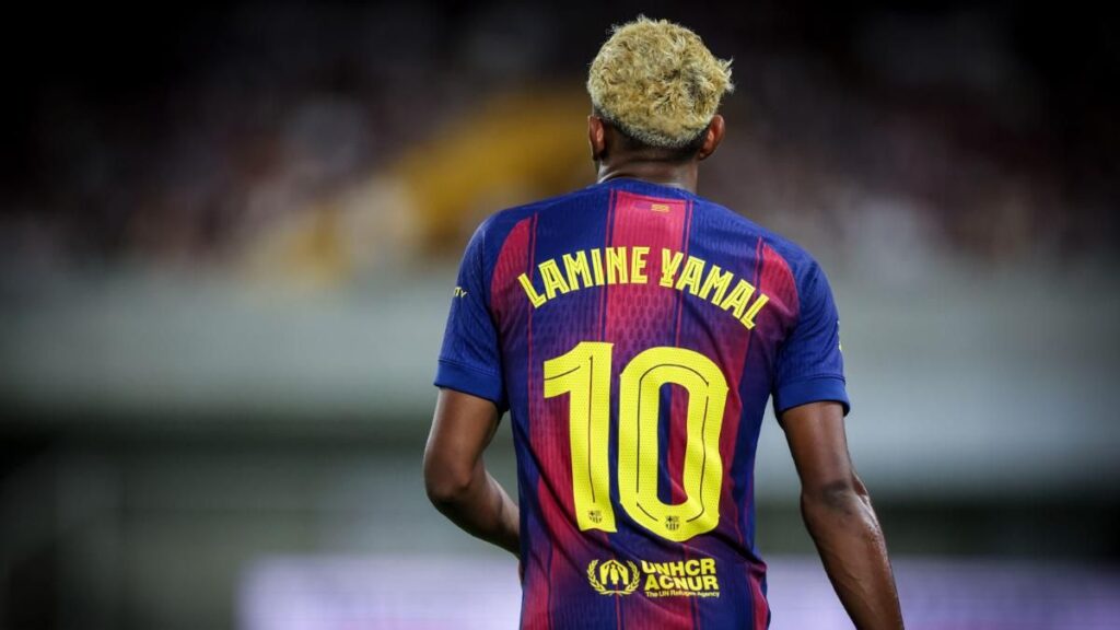 Lamine Yamal luciendo el '10' del Barça en su partido ante el Vissel Kobe