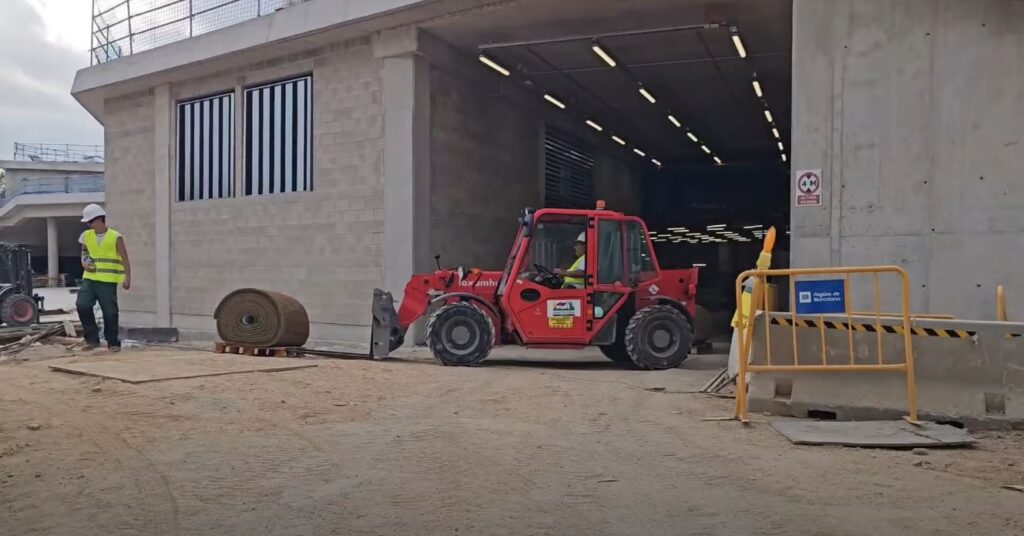 Los operarios descargando los rollos de césped en el Spotify Camp Nou