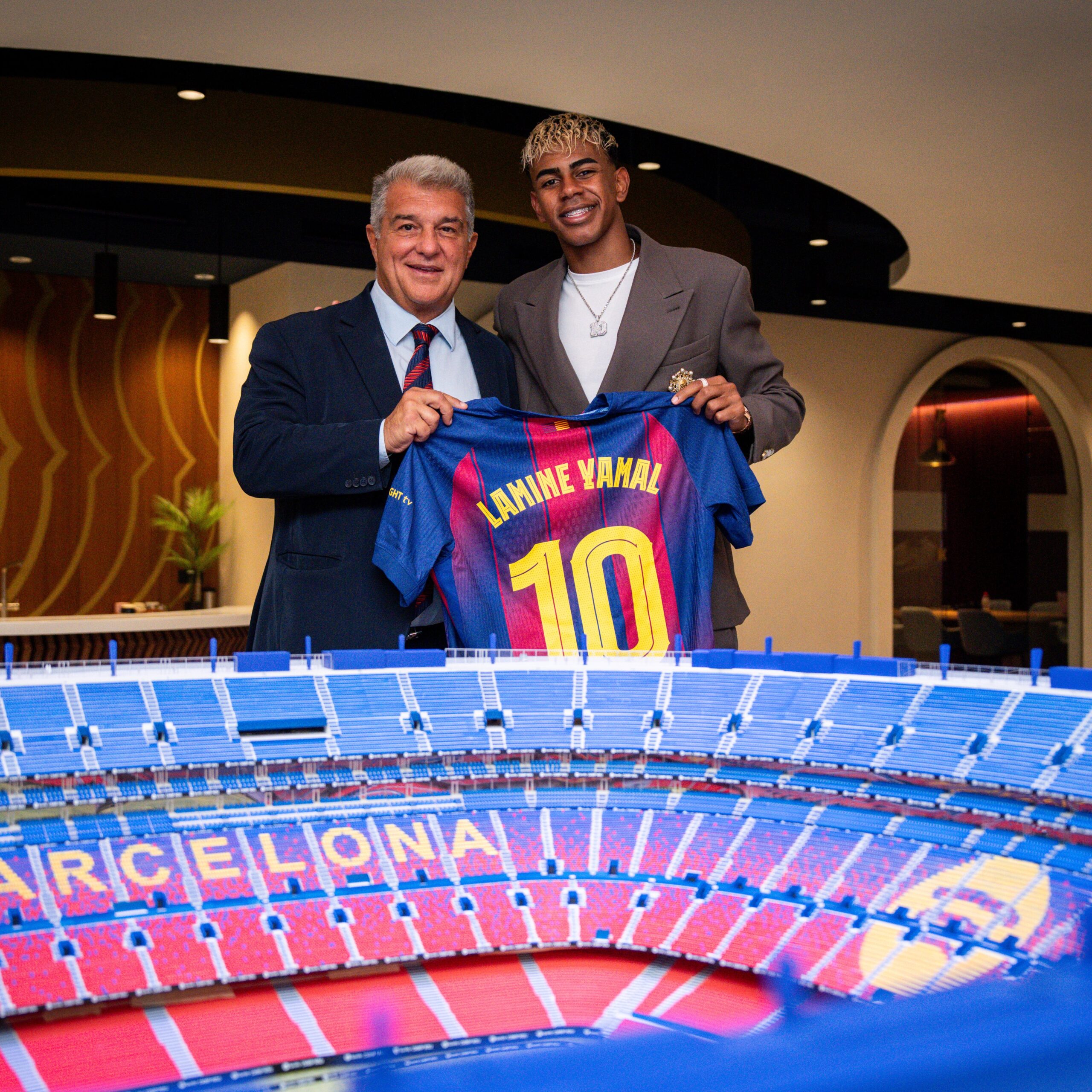 Laporta posando junto a Lamine Yamal