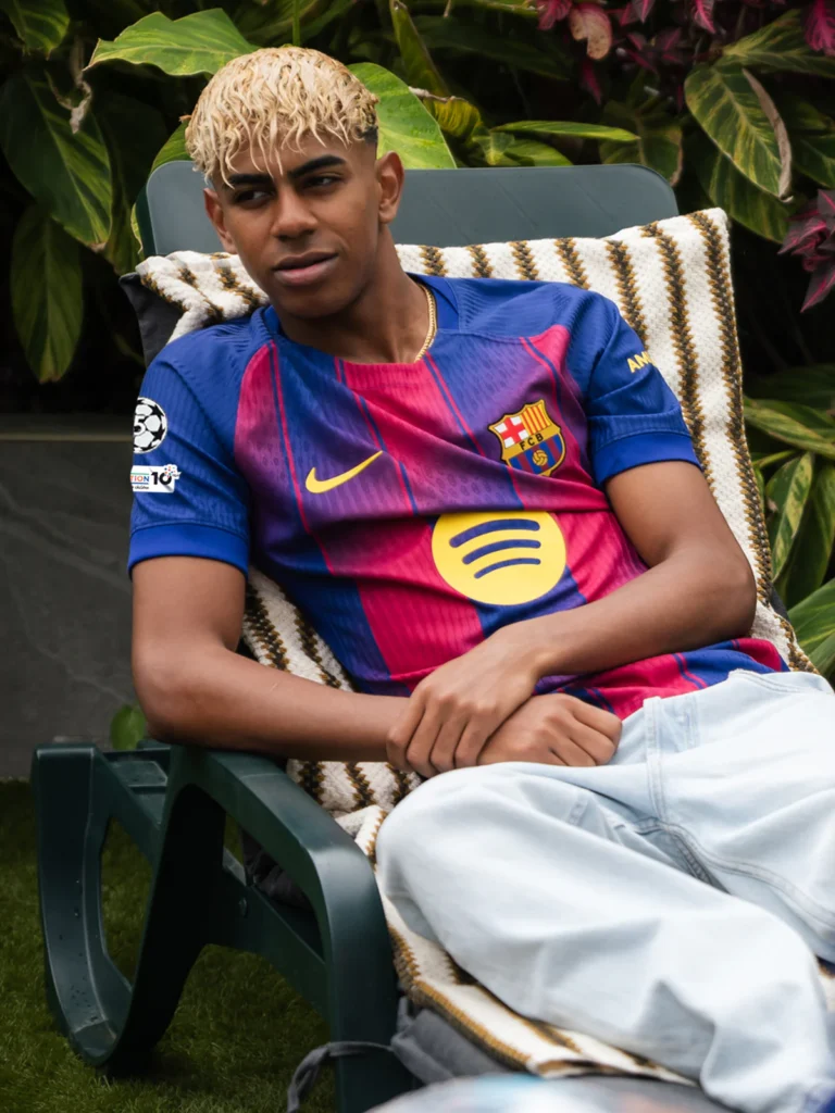 Lamine Yamal posando con la nueva equipación