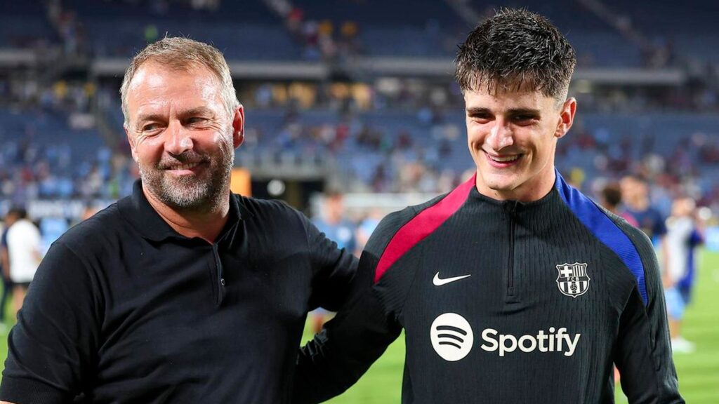 Pau Víctor abrazando a Flick en la pasada temporada del Barça