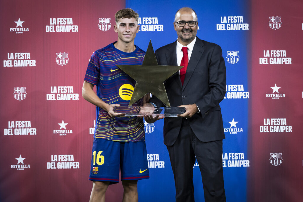 Fermín López posando con el MVP tras su actuación en el Trofeo Joan Gamper