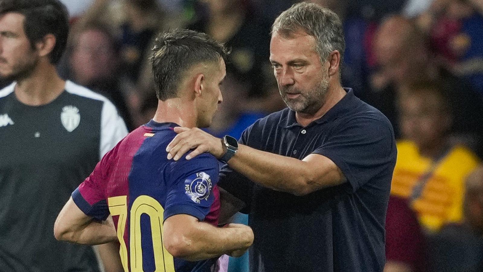 Marc Casadó recibiendo indicaciones de Hansi Flick la temporada pasada con el Barça