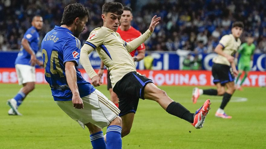 Pedri defendiendo un centro de Lucas Ahijado en el Oviedo-Barça