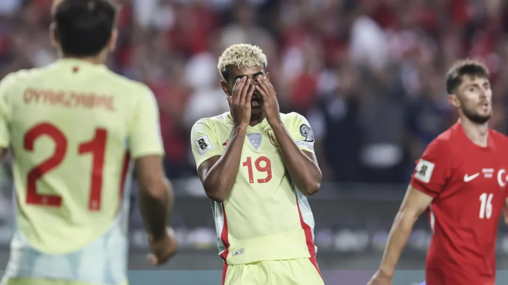 Lamine Yamal llevándose las manos a la cara en la partido ante Turquía con la Selección Española