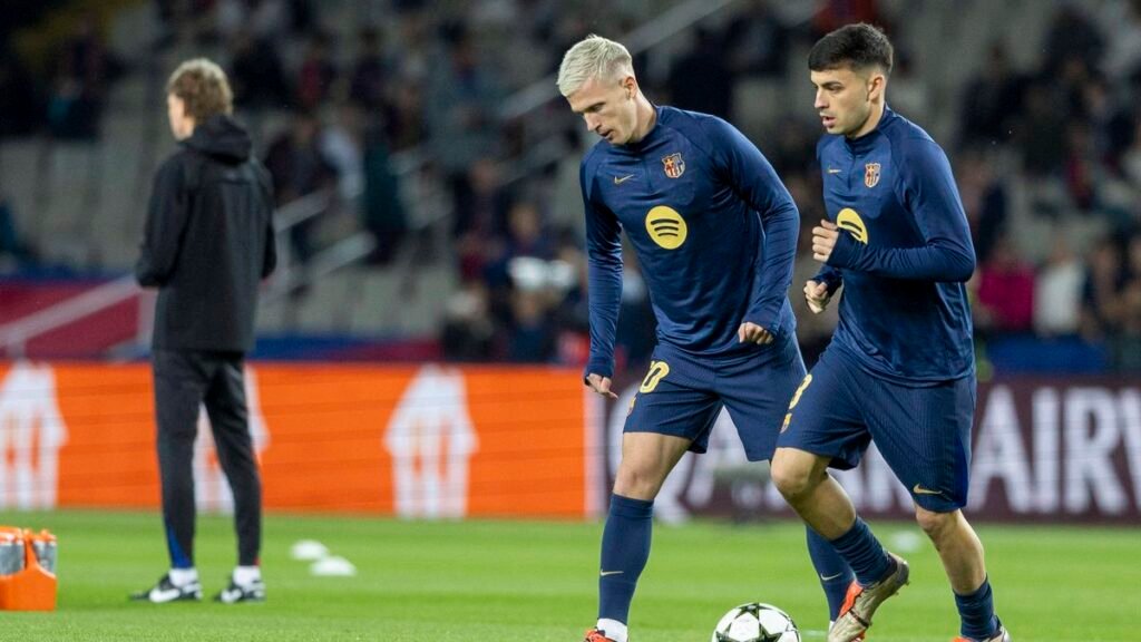 Dani Olmo y Pedri calentando antes de un partido de la temporada pasada con el Barça