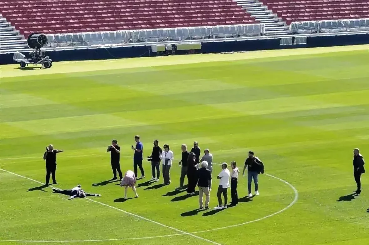 Laporta en el césped del Camp Nou