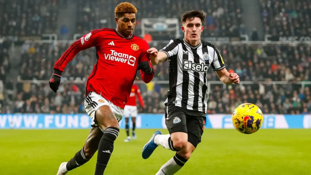 Marcus Rashford jugando contra el Newcastle con el Manchester United
