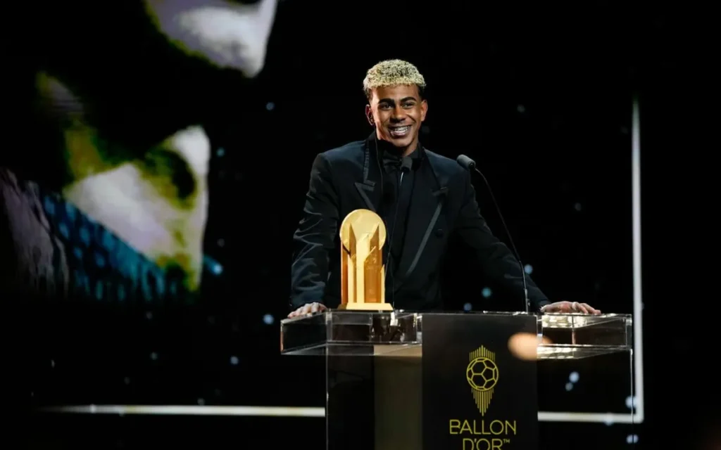Lamine Yamal recogiendo el trofeo Kopa en la gala del Balón de Oro